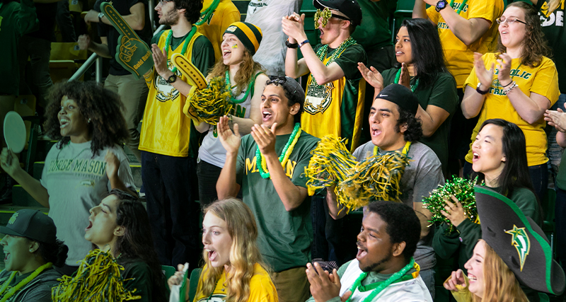 Ƶ students cheer in excitement at the Homecoming basketball game.